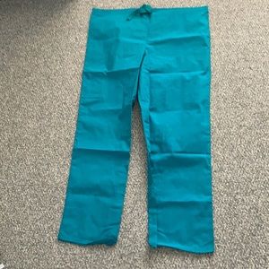 New medium teal Sivvan scrub set